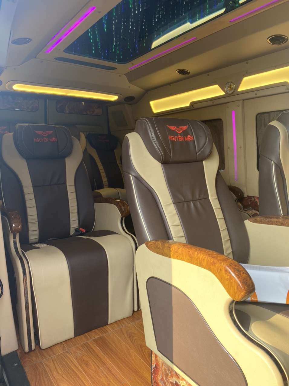 xe limousine Nguyễn Mến